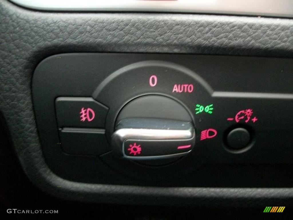 2011 Volkswagen Touareg VR6 FSI Sport 4XMotion Controls Photo #46306613