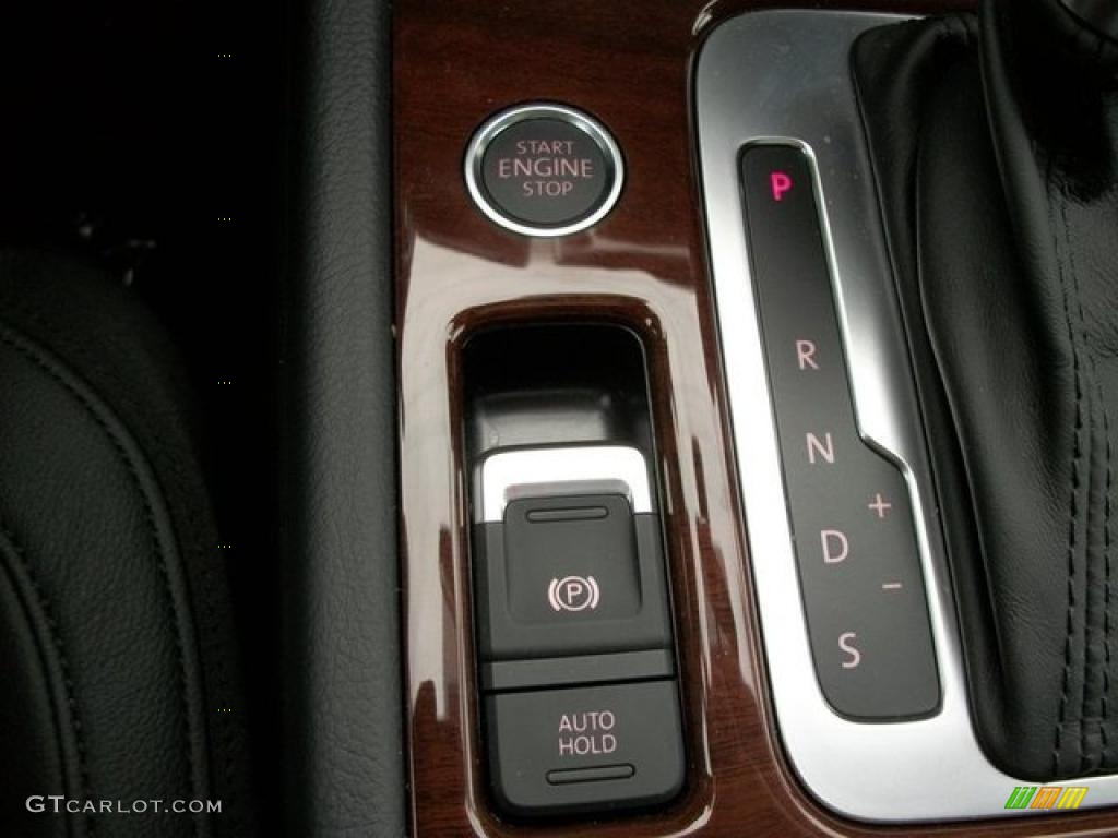 2011 Volkswagen Touareg VR6 FSI Sport 4XMotion Controls Photo #46306685