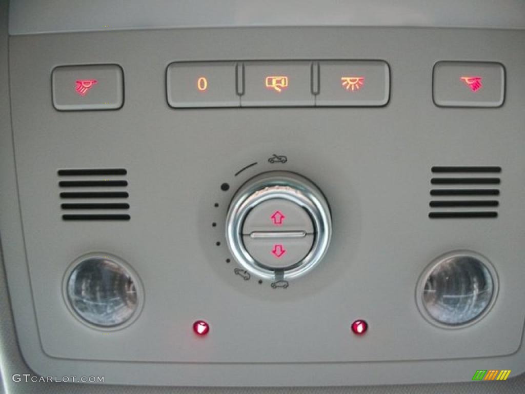 2011 Volkswagen Touareg VR6 FSI Sport 4XMotion Controls Photo #46306724