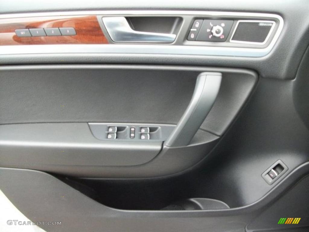 2011 Volkswagen Touareg VR6 FSI Sport 4XMotion Black Anthracite Door Panel Photo #46306766