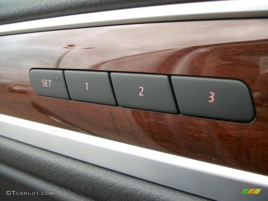 2011 Volkswagen Touareg VR6 FSI Sport 4XMotion Controls Photo #46306772