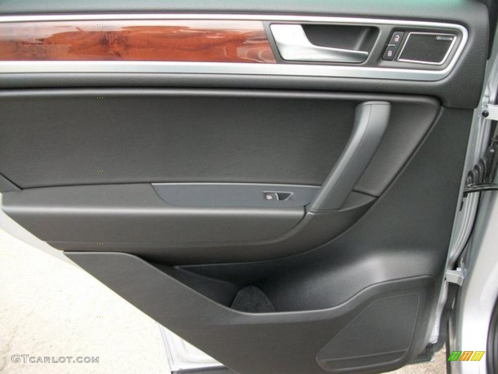 2011 Volkswagen Touareg VR6 FSI Sport 4XMotion Black Anthracite Door Panel Photo #46306895