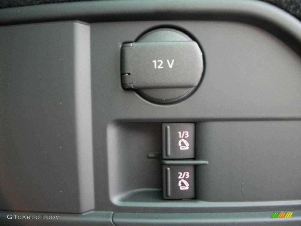 2011 Volkswagen Touareg VR6 FSI Sport 4XMotion Controls Photo #46306925