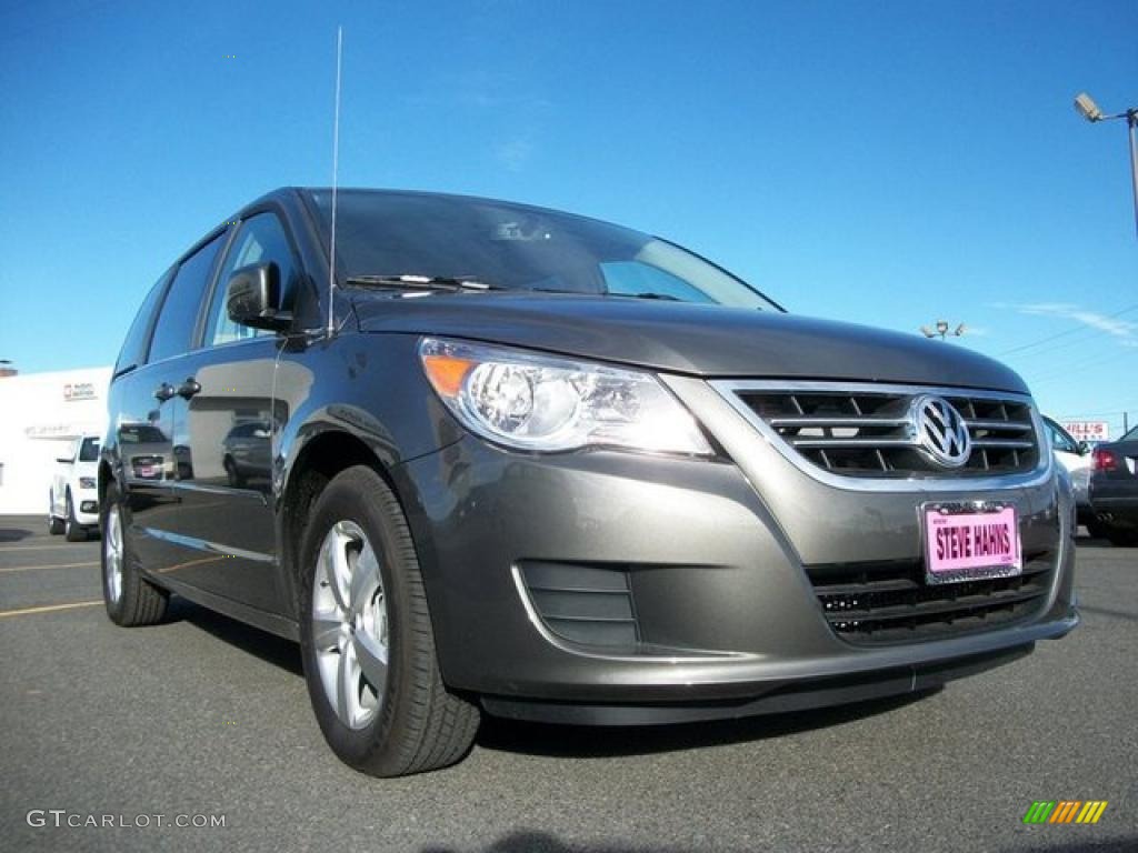 Meteor Gray Metallic 2010 Volkswagen Routan SE Exterior Photo #46308098