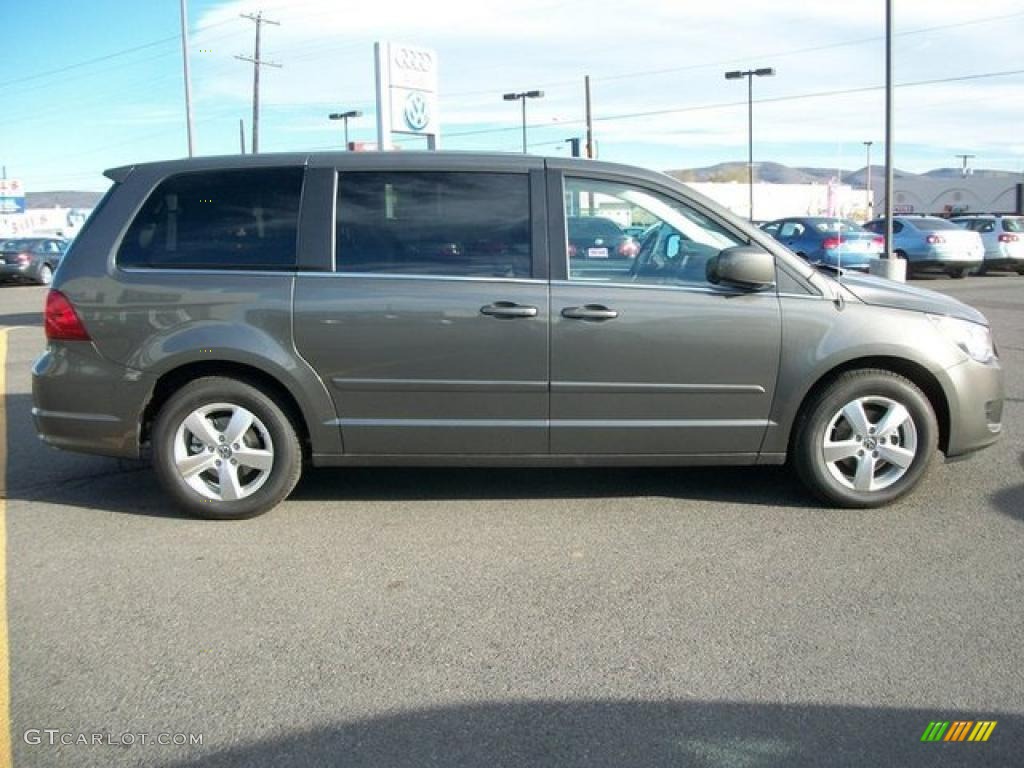 Meteor Gray Metallic 2010 Volkswagen Routan SE Exterior Photo #46308104