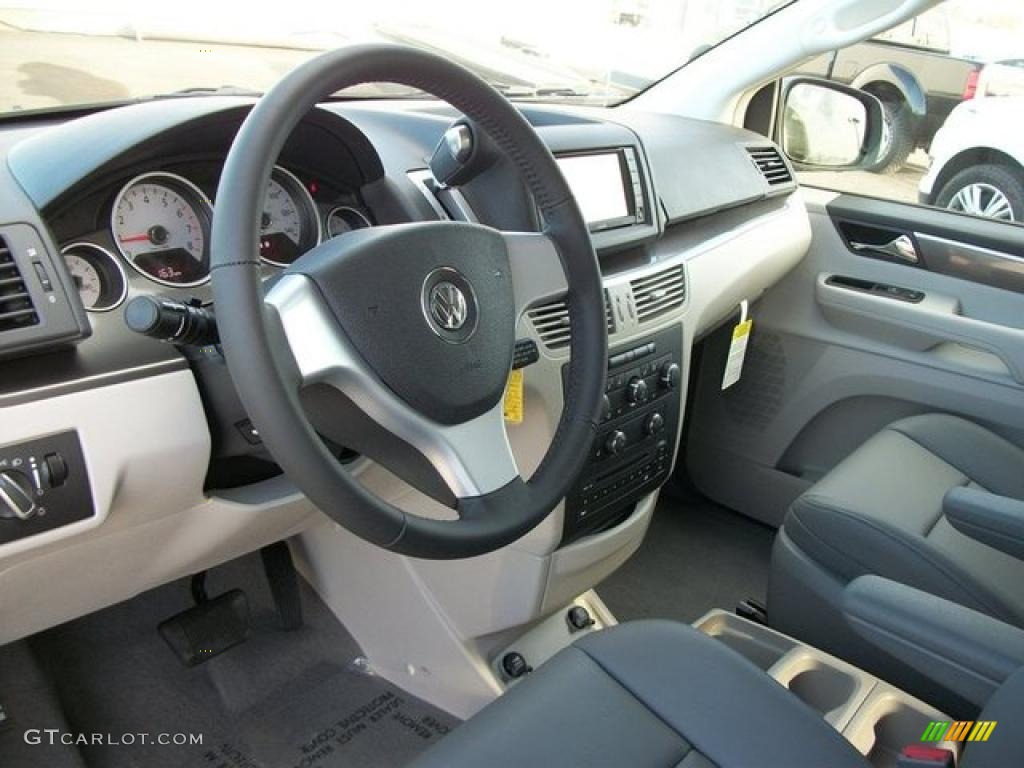 Aero Gray Interior 2010 Volkswagen Routan SE Photo #46308242