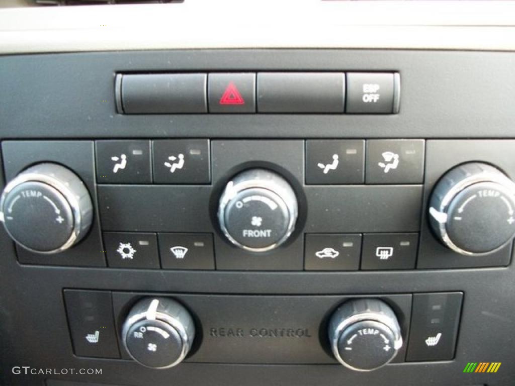 2010 Volkswagen Routan SE Controls Photo #46308386