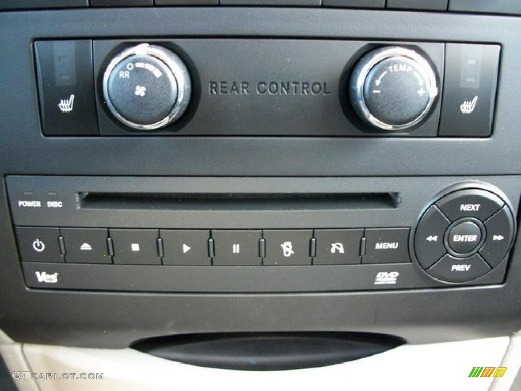 2010 Volkswagen Routan SE Controls Photo #46308389