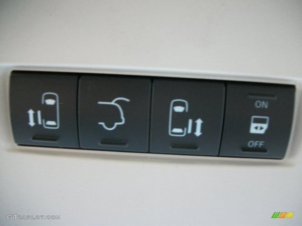 2010 Volkswagen Routan SE Controls Photo #46308473