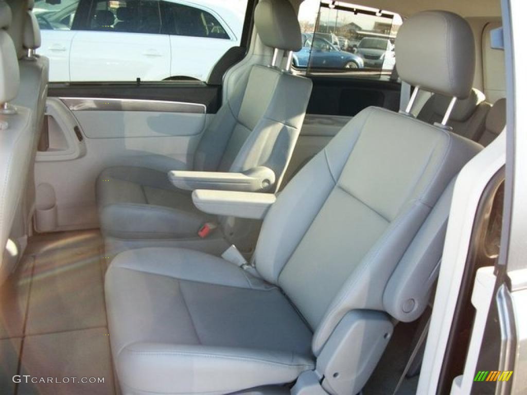 Aero Gray Interior 2010 Volkswagen Routan SE Photo #46308548