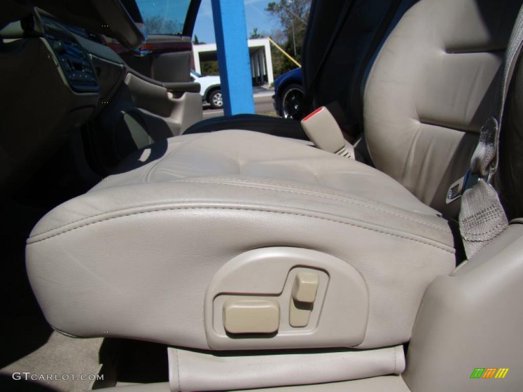 2002 DeVille Sedan - Cashmere Metallic / Neutral Shale photo #10