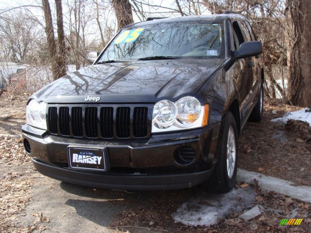 2005 Grand Cherokee Laredo 4x4 - Black / Medium Slate Gray photo #1