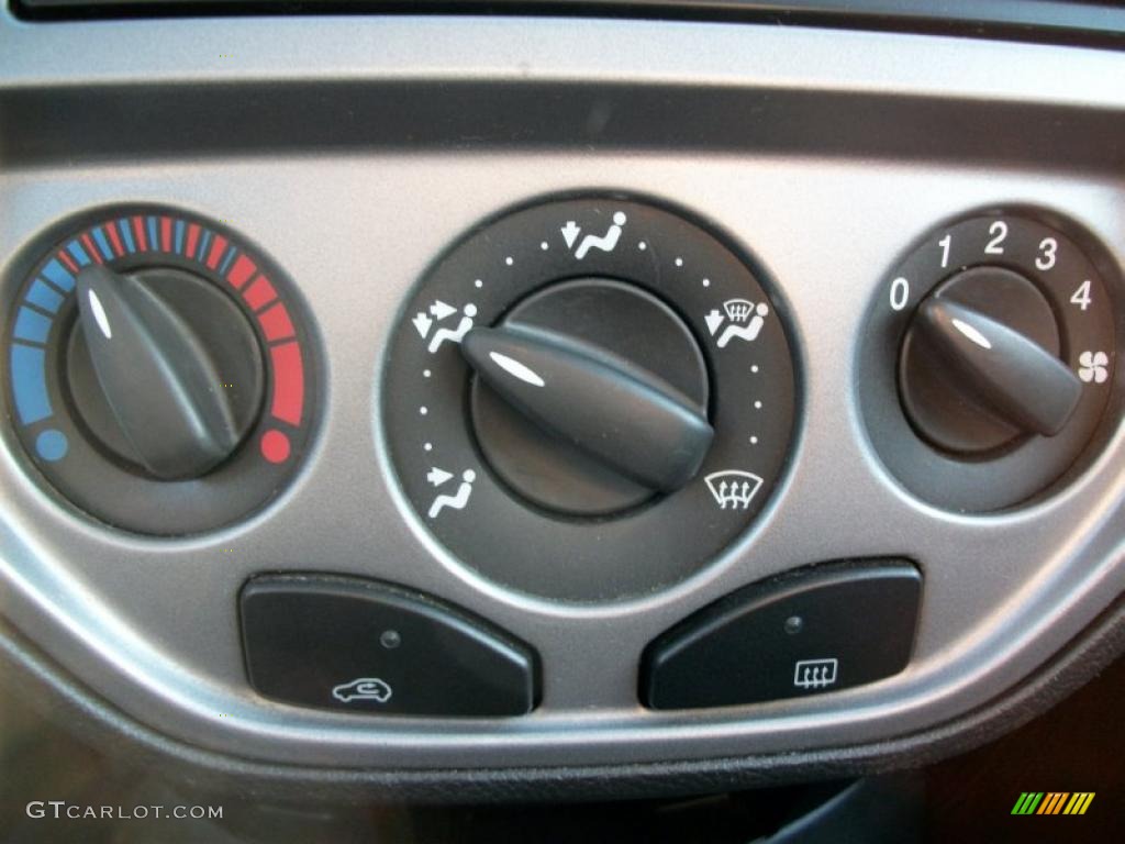 2006 Ford Focus ZX3 S Hatchback Controls Photo #46314723