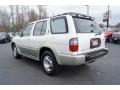 Arctic White Pearl Metallic - QX4 4x4 Photo No. 42