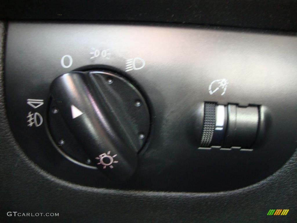 2000 Audi TT 1.8T quattro Coupe Controls Photo #46325094