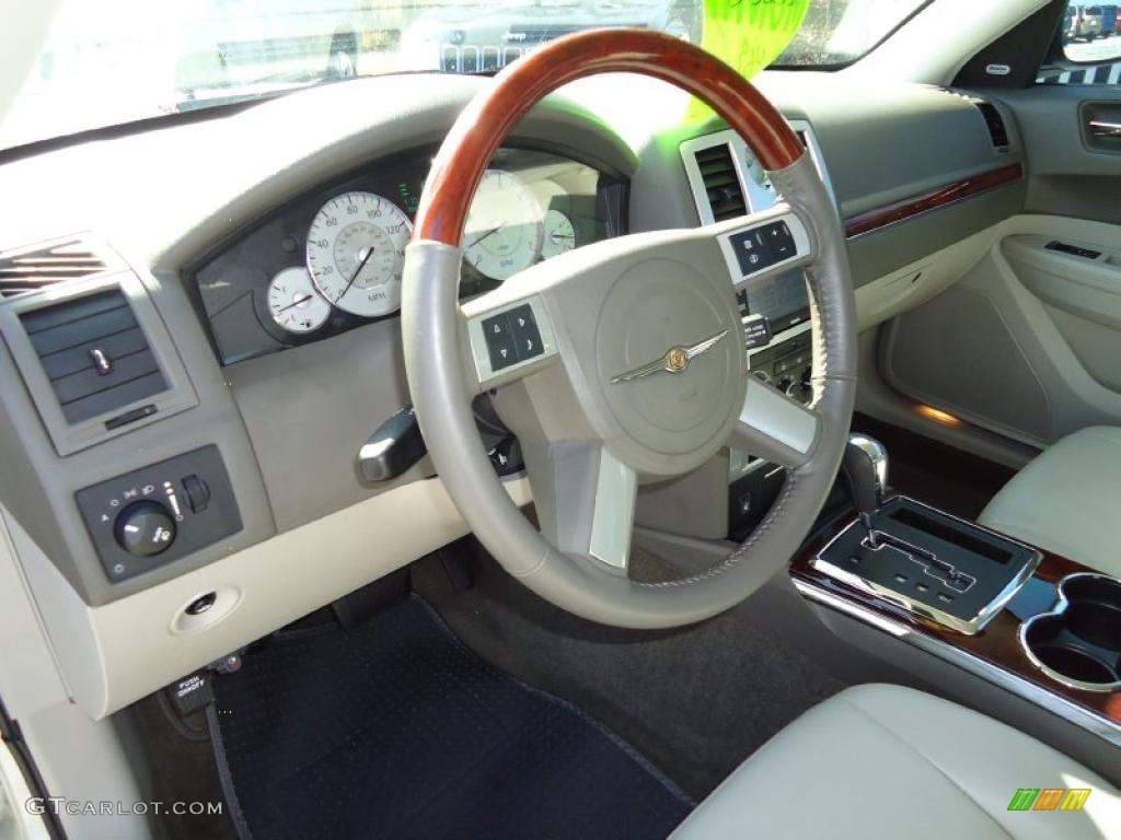 2008 Chrysler 300 C HEMI Medium Pebble Beige/Cream Steering Wheel Photo #46334952