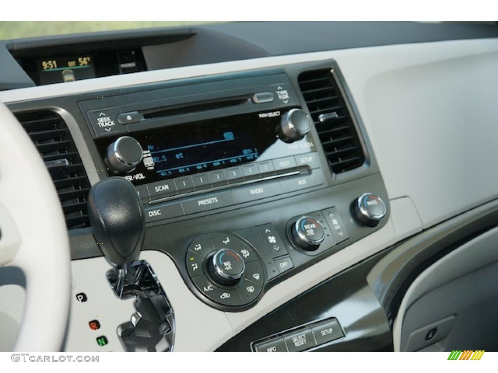 2011 Toyota Sienna LE AWD Controls Photo #46338033