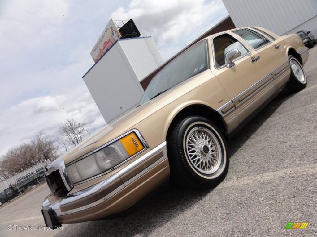 Bisque Frost Metallic Lincoln Town Car