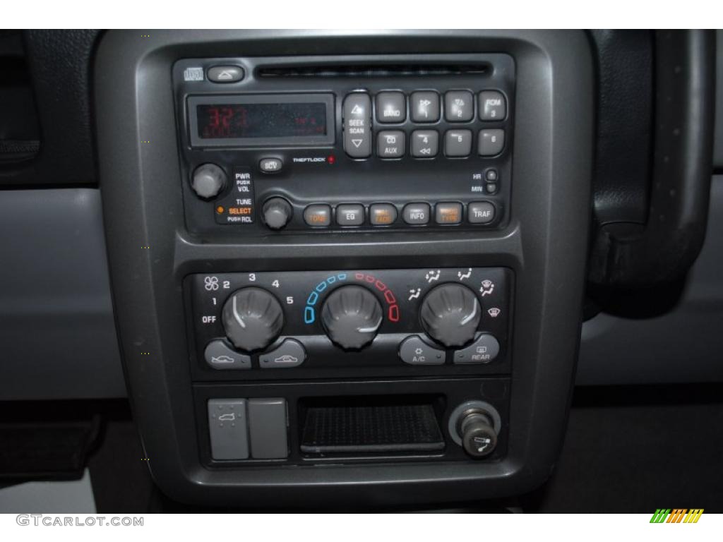 2002 Pontiac Aztek Standard Aztek Model Controls Photo #46341192