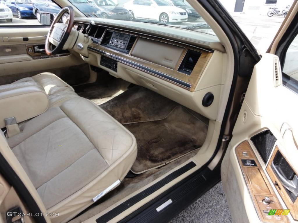 1990 Lincoln Town Car Cartier Bisque Dashboard Photo #46341231