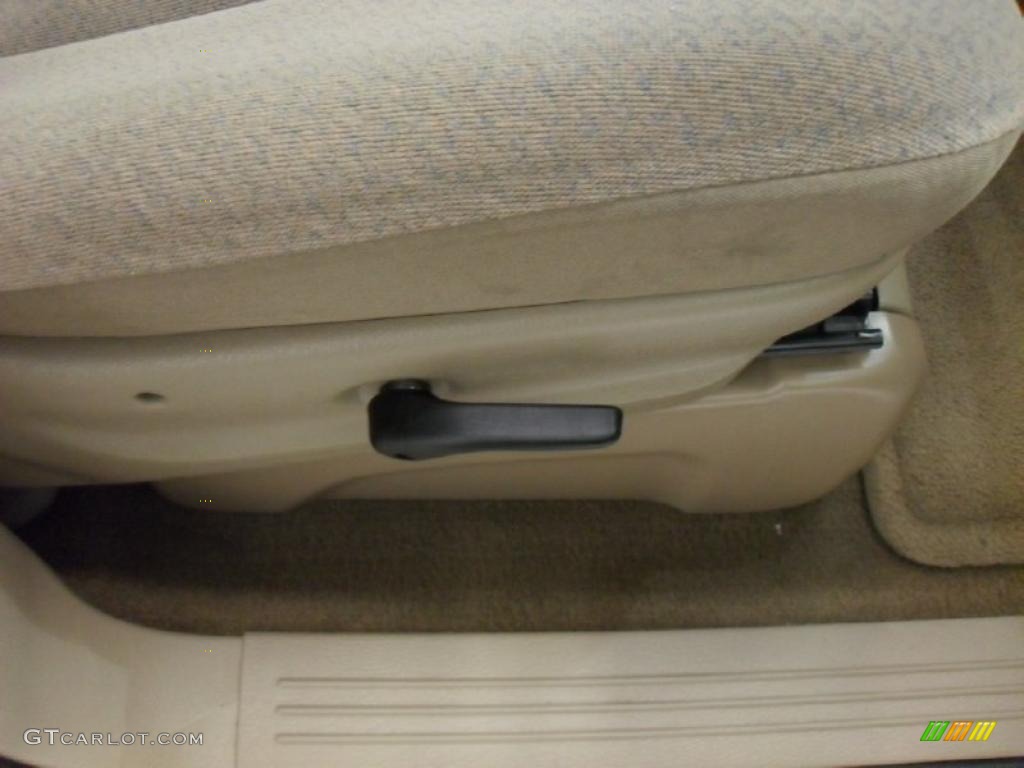 2001 Grand Caravan Sport - Champagne Pearl / Sandstone photo #23