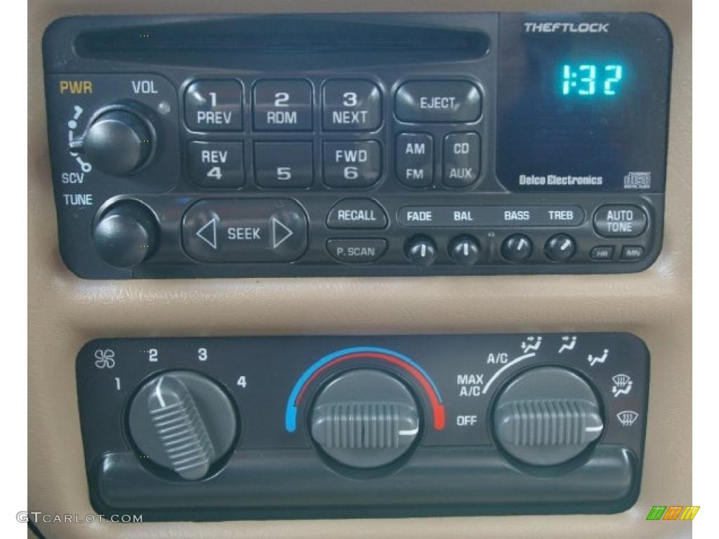2000 Chevrolet S10 LS Extended Cab 4x4 Controls Photo #46342377