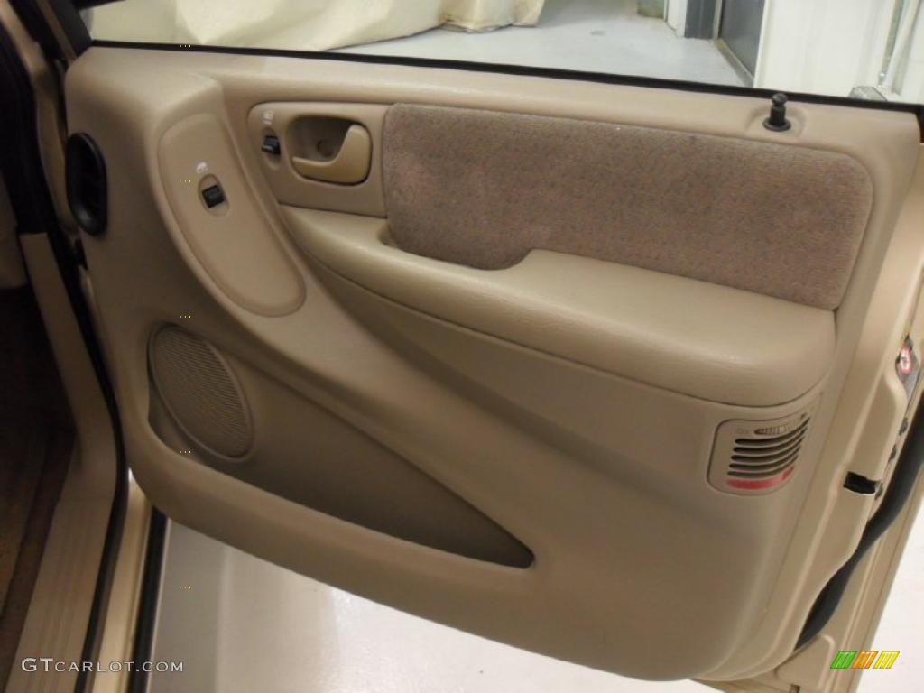 2001 Grand Caravan Sport - Champagne Pearl / Sandstone photo #25