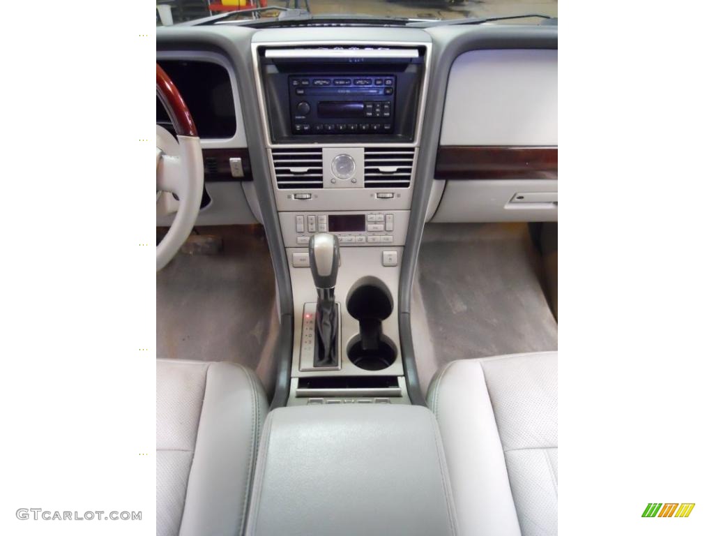 2004 Lincoln Aviator Luxury AWD Controls Photo #46343016