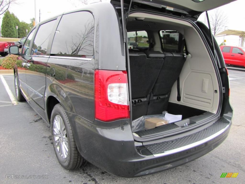 2011 Chrysler Town & Country Limited Trunk Photo #46343538