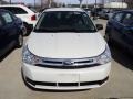 White Suede - Focus SE Sedan Photo No. 2