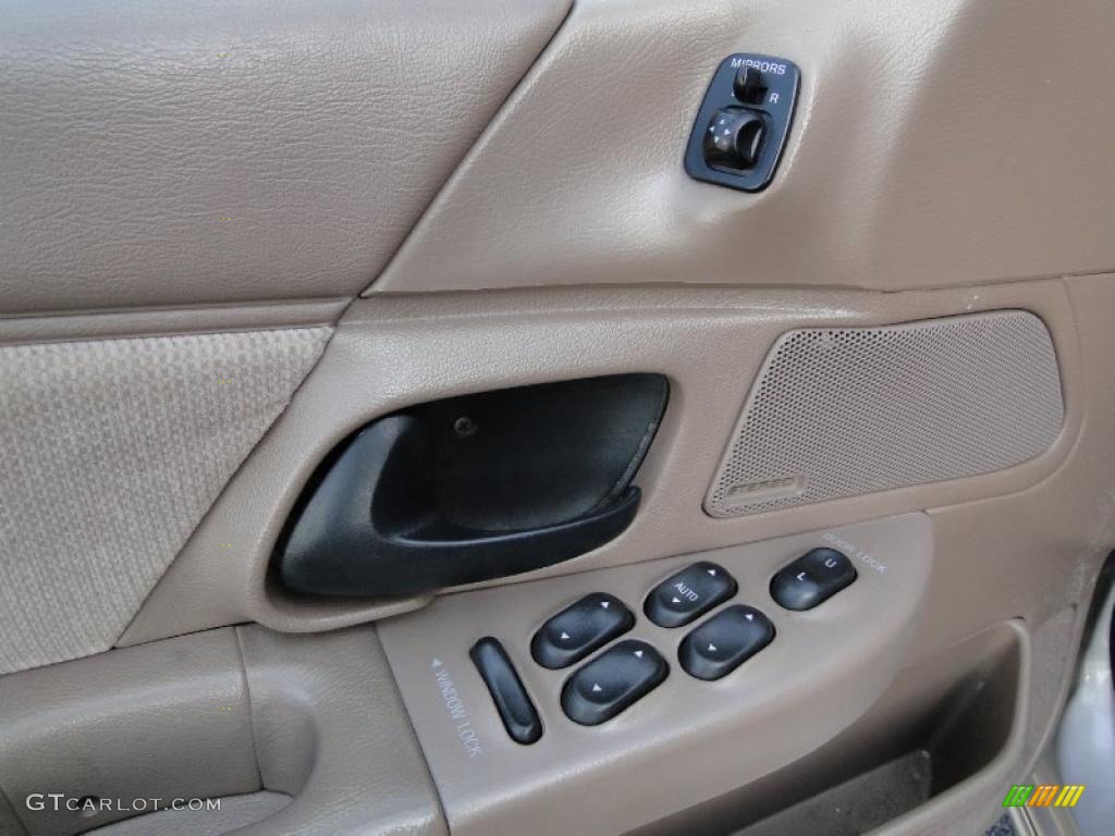 1995 Ford Taurus GL Sedan Controls Photo #46353860