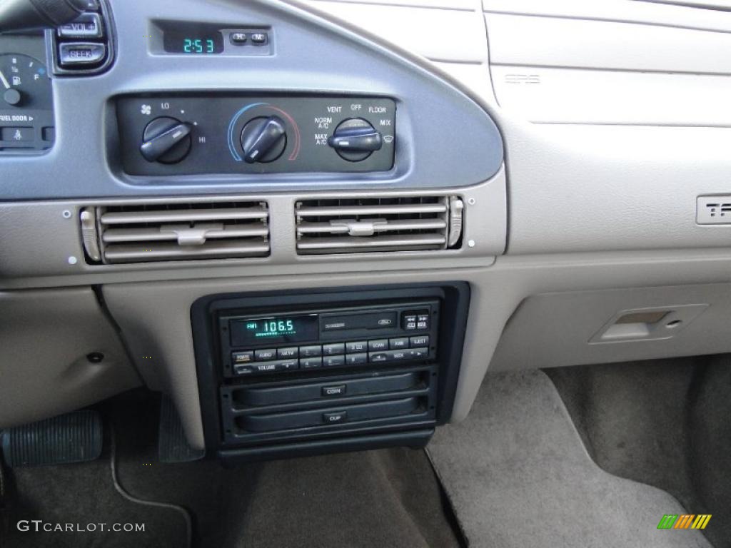 1995 Ford Taurus GL Sedan Controls Photo #46353896