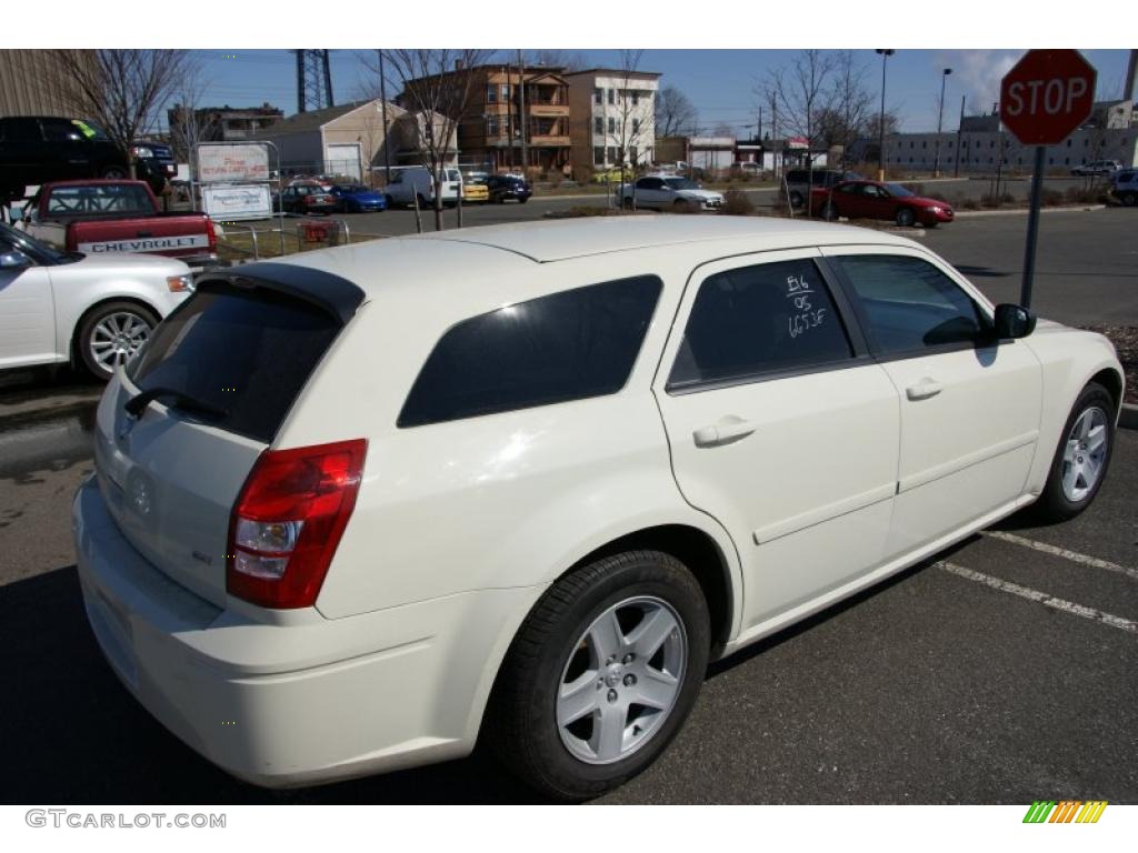 Cool Vanilla White 2005 Dodge Magnum SXT Exterior Photo #46361876