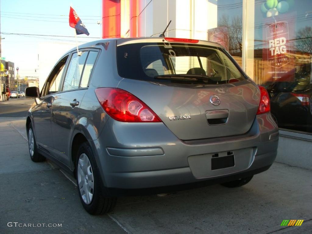 2010 Versa 1.8 S Hatchback - Brilliant Silver Metallic / Charcoal photo #5