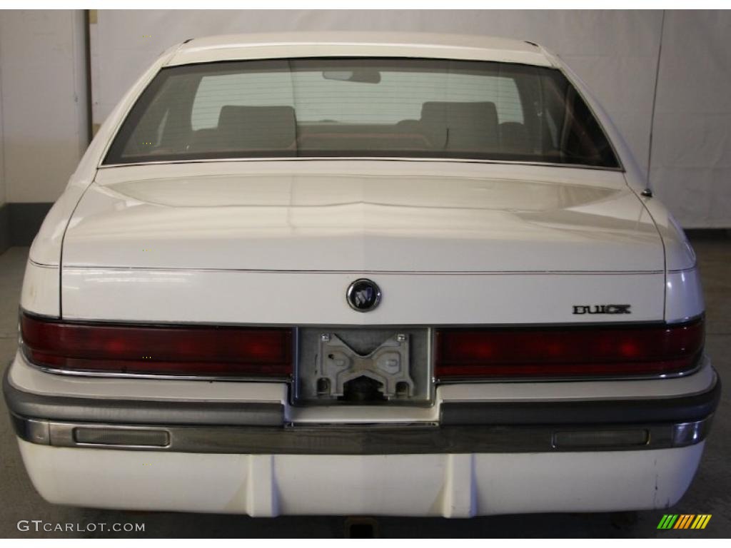White 1992 Buick Roadmaster Estate Exterior Photo #46374225