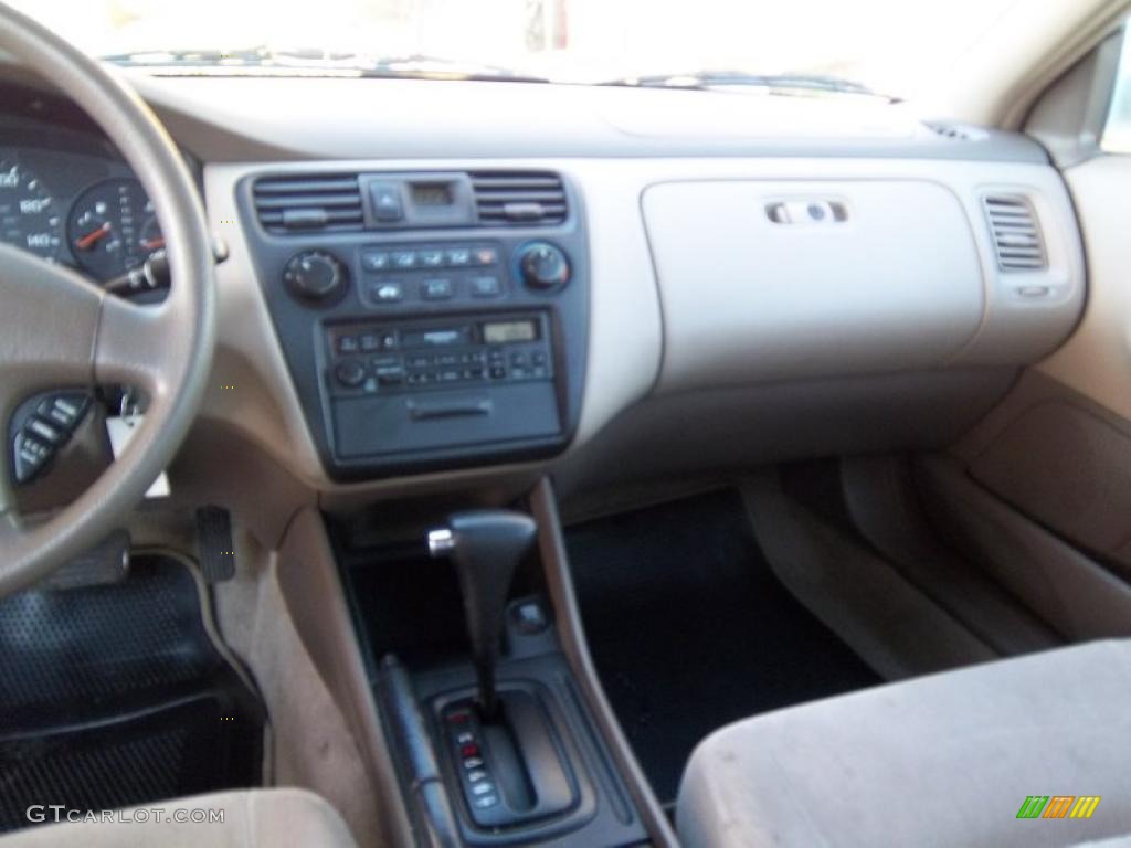 1998 Accord LX Sedan - Taffeta White / Quartz photo #17