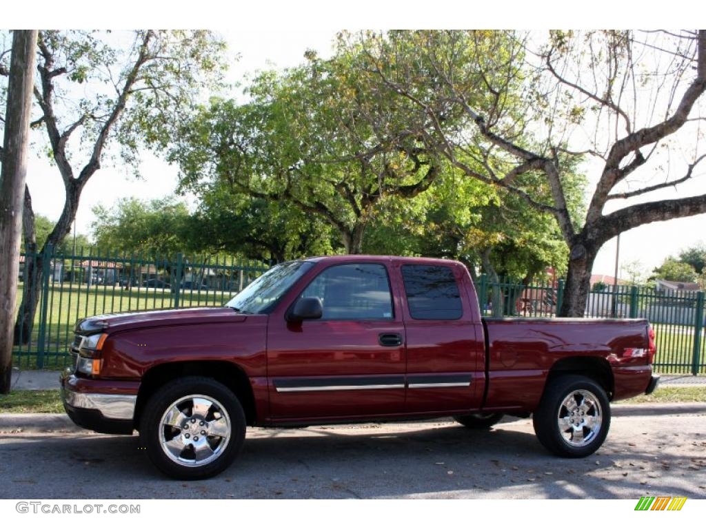 2007 Silverado 1500 Classic Z71 Extended Cab 4x4 - Sport Red Metallic / Dark Charcoal photo #2