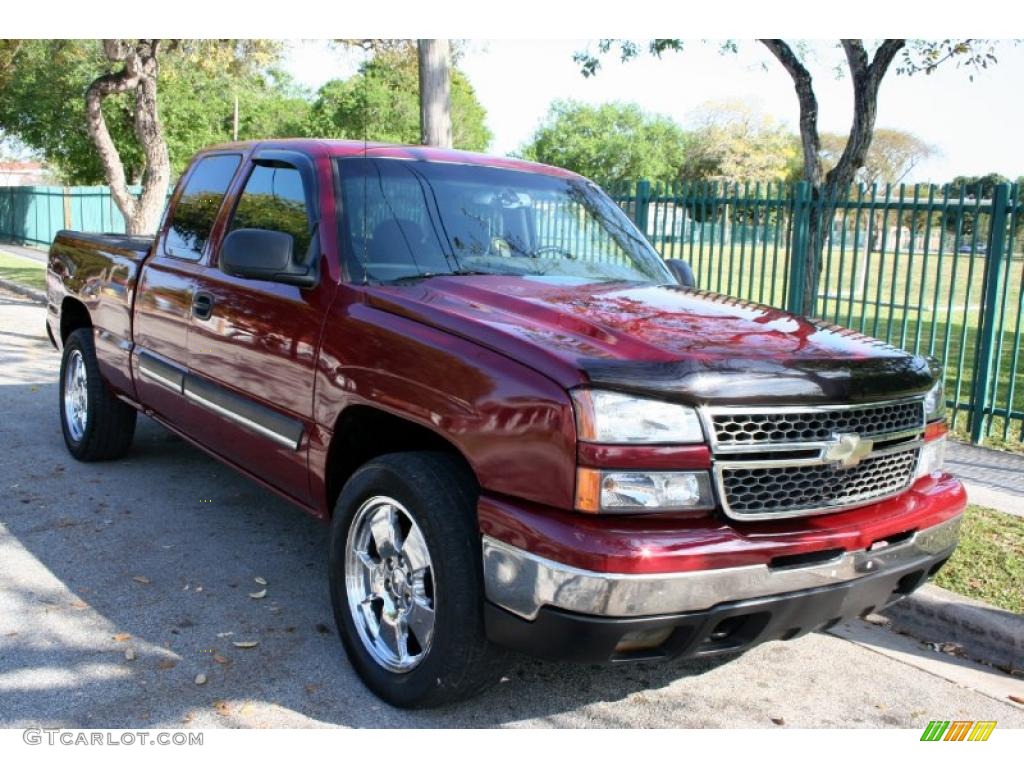 2007 Silverado 1500 Classic Z71 Extended Cab 4x4 - Sport Red Metallic / Dark Charcoal photo #17