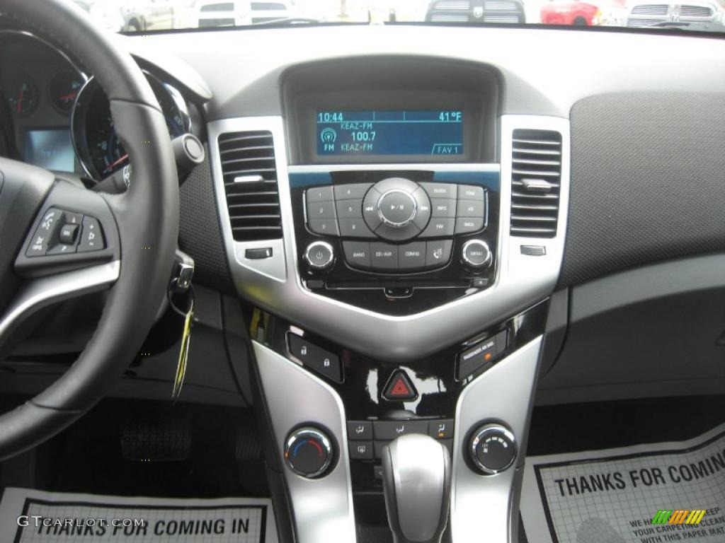 2011 Chevrolet Cruze LT/RS Controls Photo #46391718