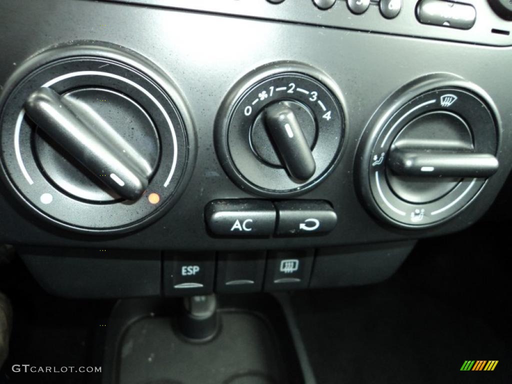 2010 Volkswagen New Beetle 2.5 Coupe Controls Photo #46391966