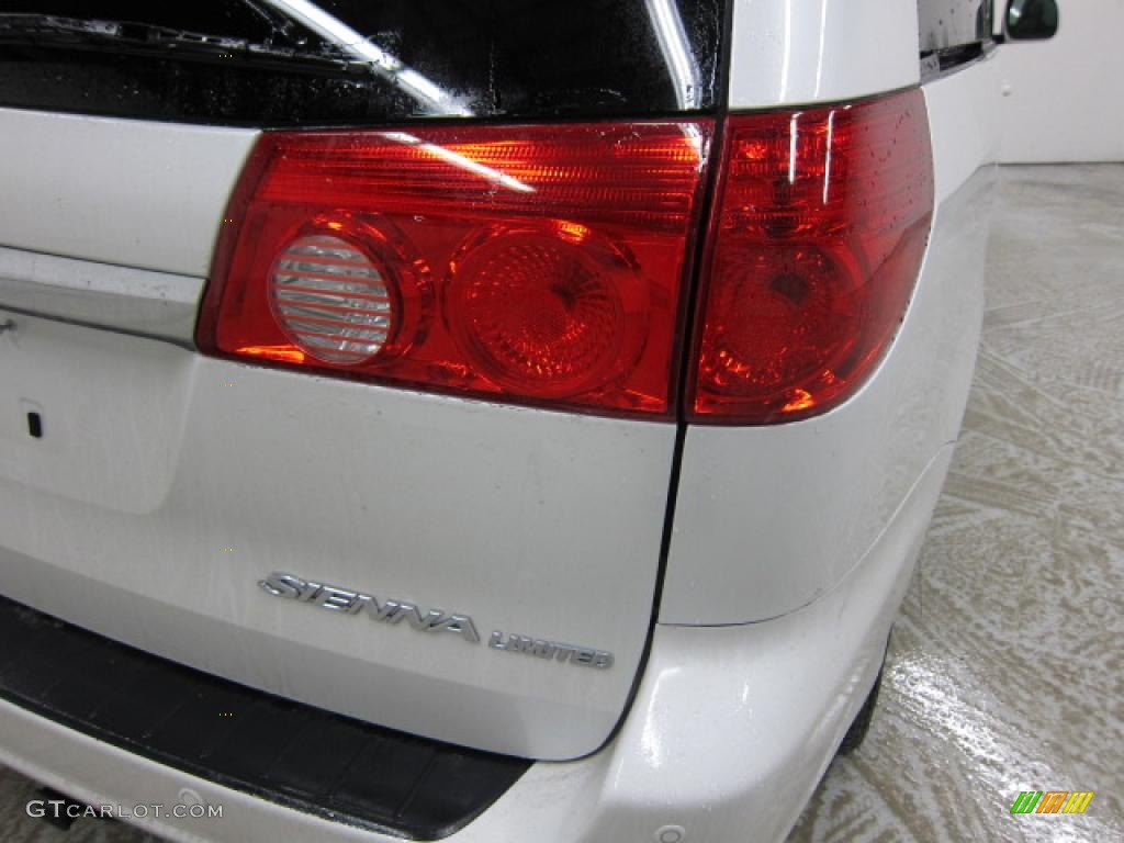 2008 Toyota Sienna Limited Marks and Logos Photos