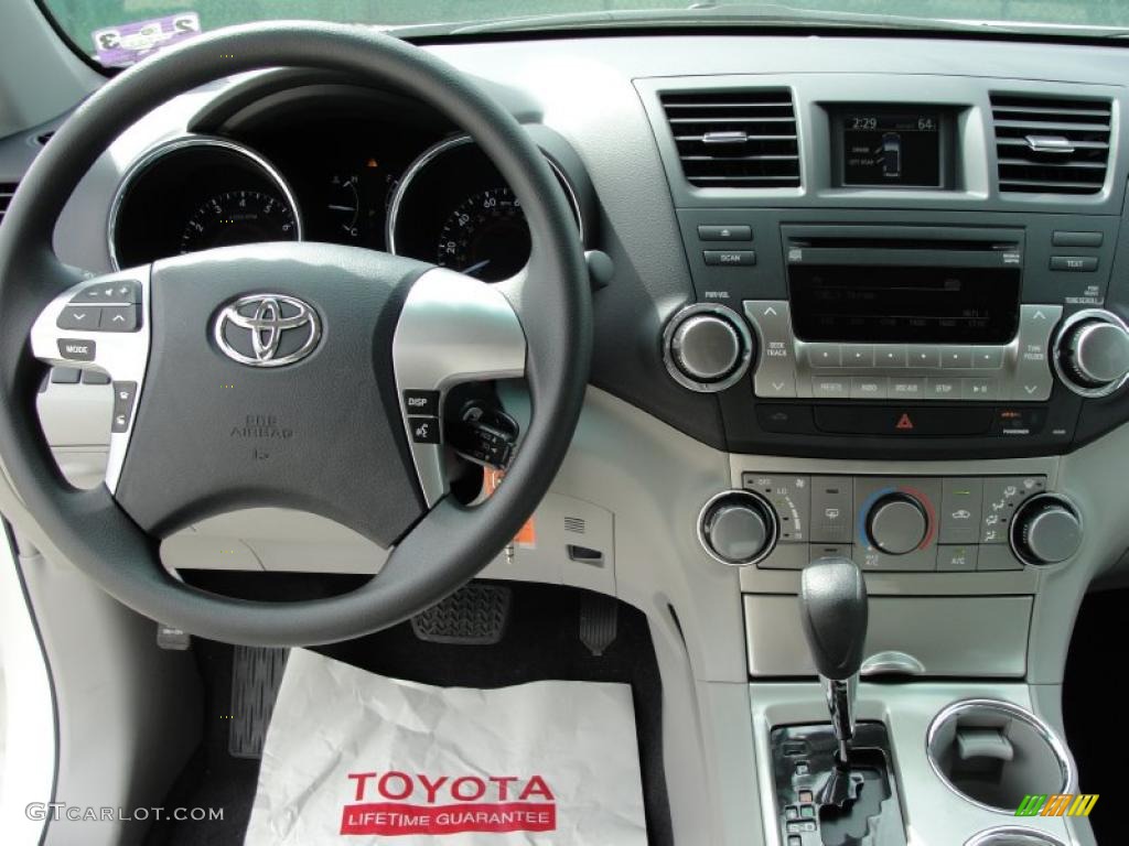 2011 Toyota Highlander Standard Highlander Model Controls Photo #46409706