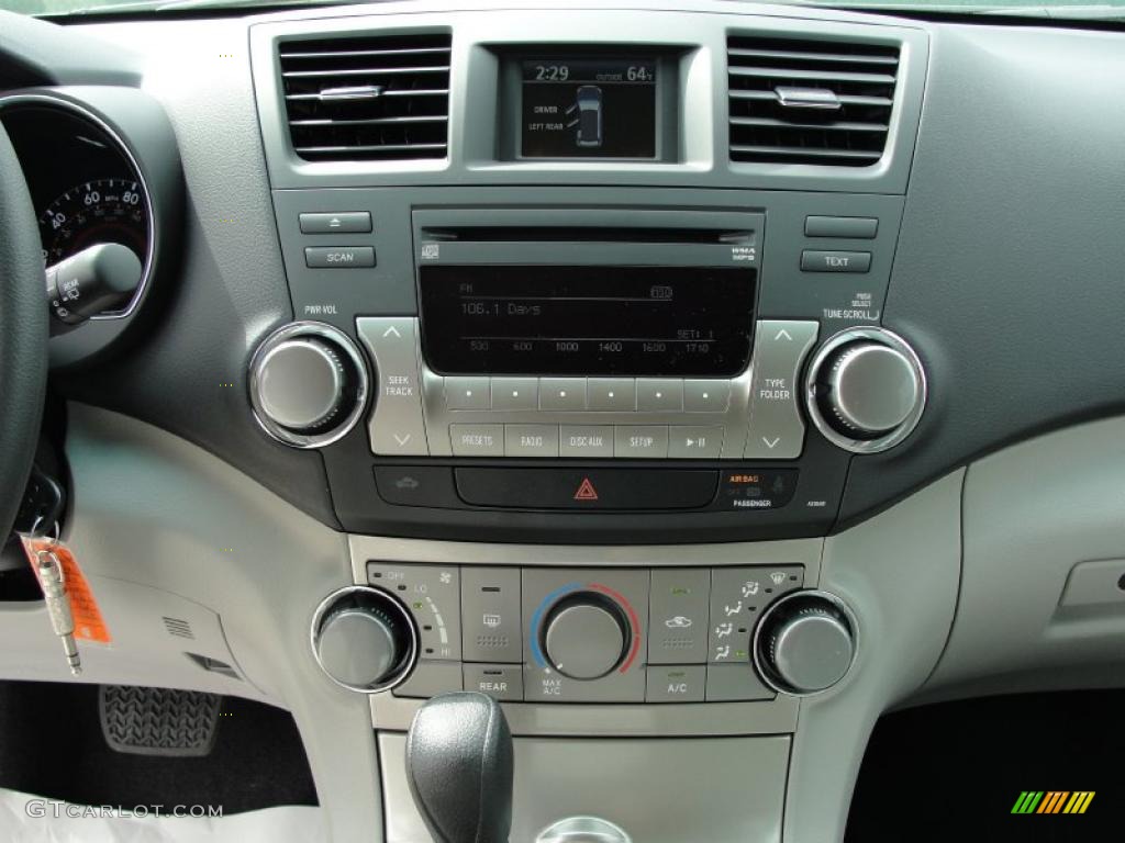 2011 Toyota Highlander Standard Highlander Model Controls Photo #46409721