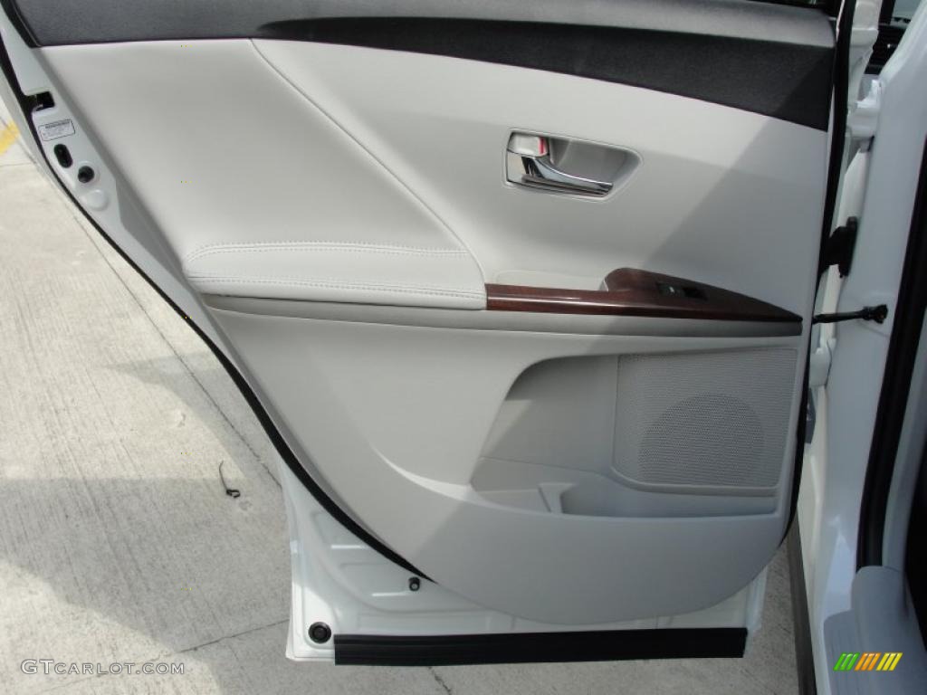 2011 Toyota Venza I4 Light Gray Door Panel Photo #46410159
