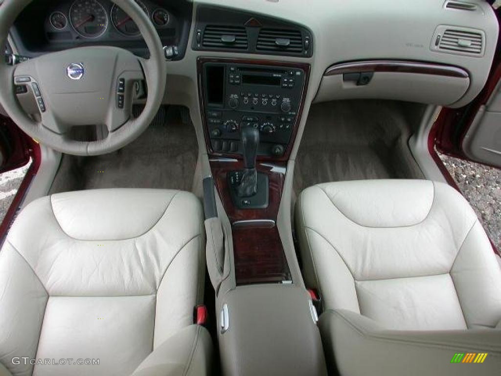 2007 Volvo V70 2.5T Taupe/Light Taupe Dashboard Photo #46414311