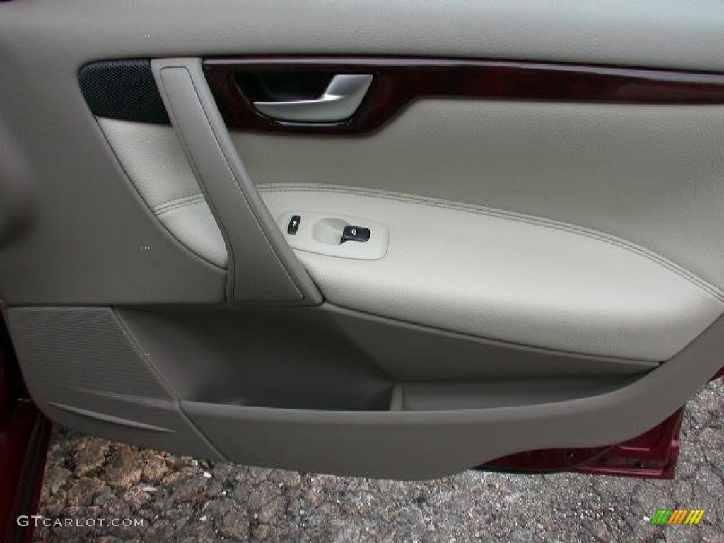 2007 Volvo V70 2.5T Door Panel Photos