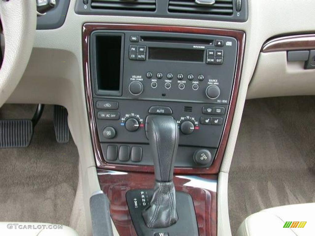 2007 Volvo V70 2.5T Controls Photos