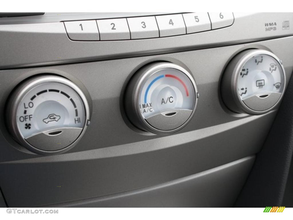 2010 Camry LE - Super White / Ash Gray photo #21