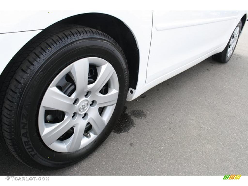 2010 Camry LE - Super White / Ash Gray photo #28