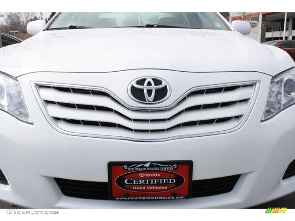 2010 Camry LE - Super White / Ash Gray photo #29